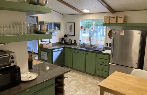 Agate Beach House | Quiet, clean, spacious home - walk to the beach, Yaquina light house & surfing.