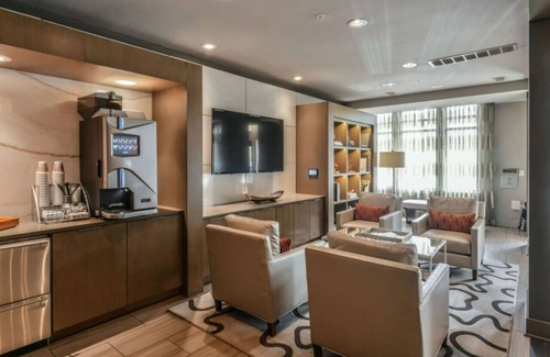 Forest Park Condo | Quiet Comfort & Urban Style: 2-Bedroom Condo