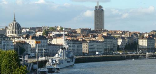 Quai de la Fosse Apartment | Quiet & Cosy near Loire River & Tramway