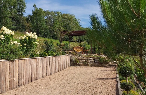Chenelette House | Quiet country house with garden. Ideal for families.