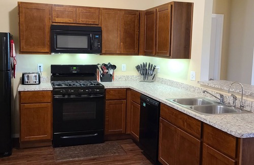 Noble House | Quiet country neighborhood; 15 minutes to OU Norman. Monthly stay discount 50%.