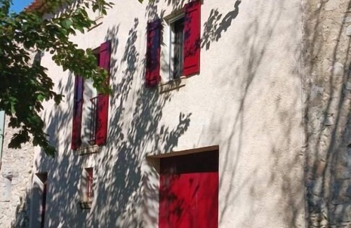 Tourrettes House | Quiet countryside amid century-old olive trees