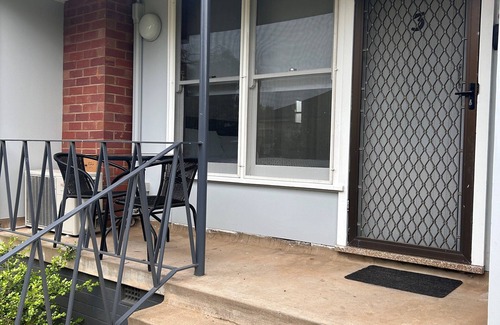 Canowindra Apartment | Quiet Cozy Apartment nnEntire KitchennQueen Bed, 1 Bathroom nCanowindra