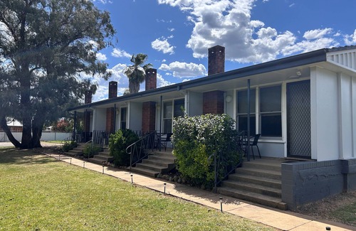 Canowindra Apartment | Quiet Cozy Apartment nnEntire KitchennQueen Bed, 1 Bathroom nCanowindra