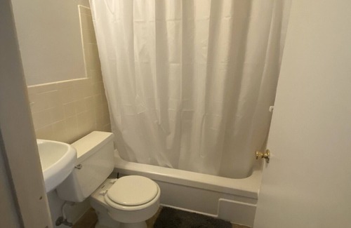 Florissant Apartment | Quiet cozy apartment right off the highway! Next to 3 shopping plaza’s!