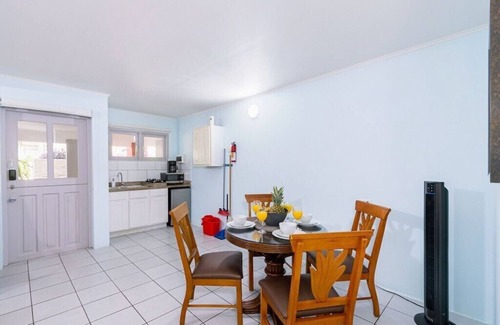 Boegoeroei Apartment | Quiet, Cozy & Central ~ Close to the Beach ~ Pool!