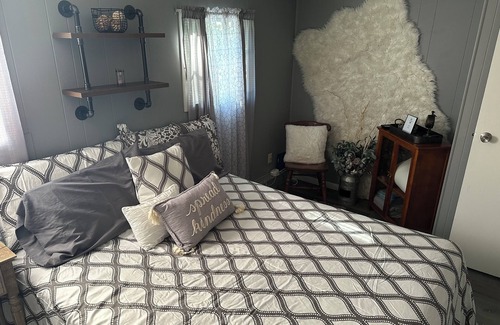 Nauvoo House | Quiet Cozy Cottage