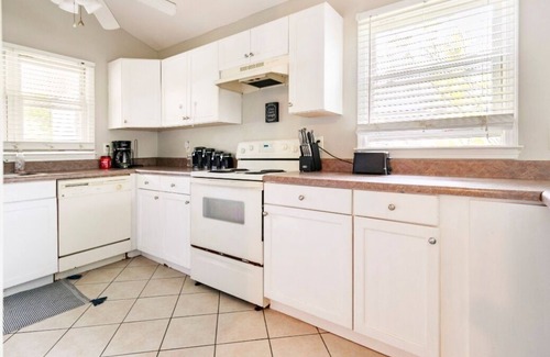 Cuyler - Brownsville House | Quiet & Cozy Room with Private Bath