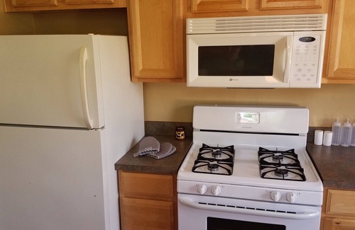 Crescent Hill Apartment | Quiet, Cozy & Safe 2 Bed 1 Bath in Crescent Hill