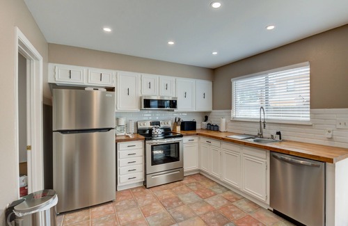 Springlake House | Quiet, Cozy Townhouse w/all new appliances and furniture.