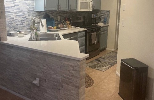 Foothills House | Quiet Cozy Two Bedroom Townhome in Henderson Nevada .
