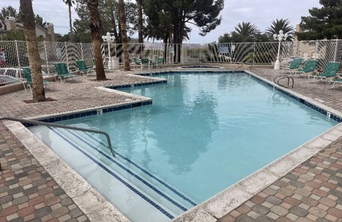 Foothills House | Quiet Cozy Two Bedroom Townhome in Henderson Nevada .