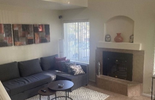 Foothills House | Quiet Cozy Two Bedroom Townhome in Henderson Nevada .