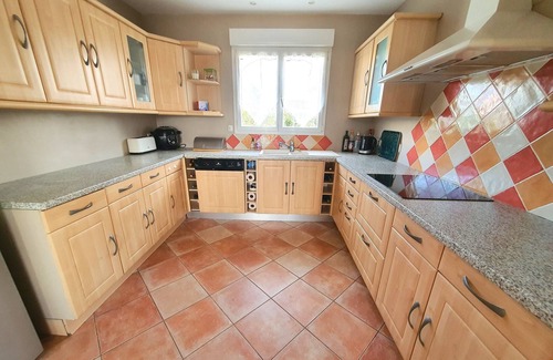 Servian Villa | Quiet family home, swimming pool, 20 min from beaches. Superb view over vineyards.