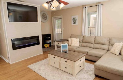 Valdosta Apartment | Quiet Family Sized Duplex in a Quiet Subdivisionn20 minutes from Wild Adventures
