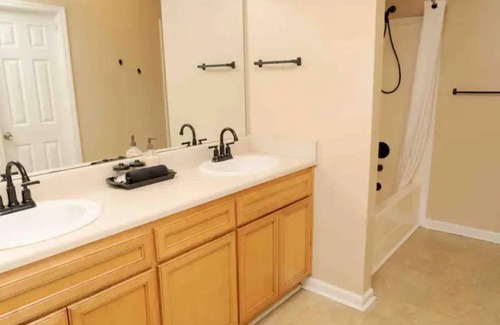 Valdosta Apartment | Quiet Family Sized Duplex in a Quiet Subdivisionn20 minutes from Wild Adventures