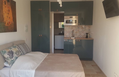 Velaux Bed & Breakfast | Quiet independent room private parking terrace