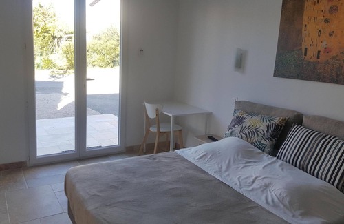 Velaux Bed & Breakfast | Quiet independent room private parking terrace