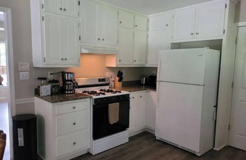 Newnan House | Quiet Lake Community with enclosed Lanai/sleeps 6