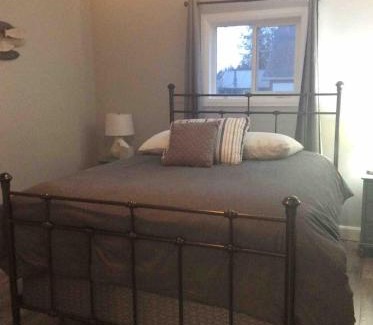 Town of Essex House | Quiet Lake View Firepit, Deck, BBQ, 3 Winery Walk