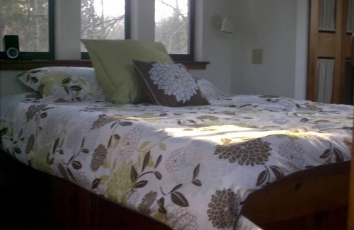 Chandler Cottage | Quiet Lofted Cabin 4 Miles from Edom, an Art Community.
