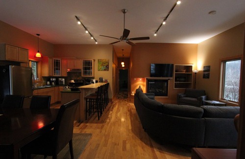 Bridgewater Corners House | Quiet Modern Luxury Home w/ Memory Foam Beds, A/C, FAST WiFi and Full Kitchen