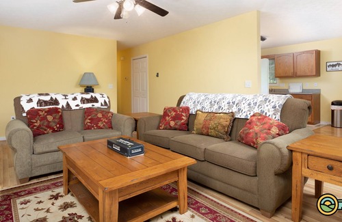 Mount Jackson Cabin | Quiet Mountain Getaway | Woodland views & hot tub | Bryce Resort