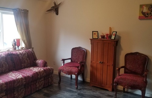 Nehalem House | Quiet Neighborhood; 2 BR/1 BA + Living Room