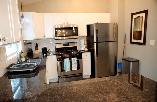 Eagan House | Quiet neighborhood near MOA, MSP & MNZoo. 5mins from Skate Park & Lebanon Hills.