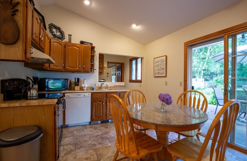 Newport East House | Quiet oasis minutes from beaches, vineyards and downtown Newport