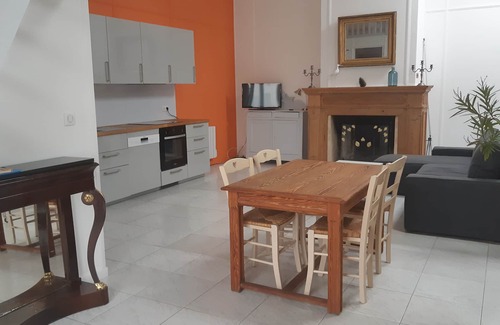 Eysines Apartment | Quiet outbuilding with character, direct to Bordeaux tramway in 20 minutes