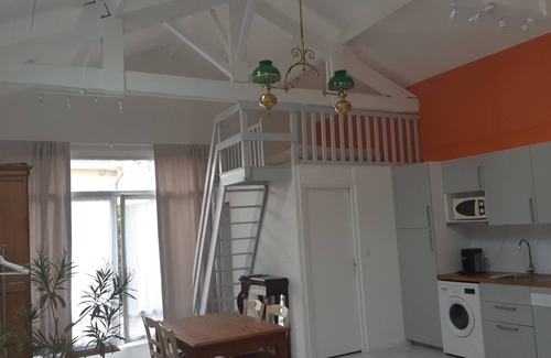 Eysines Apartment | Quiet outbuilding with character, direct to Bordeaux tramway in 20 minutes