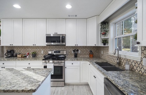 Huffman House | Quiet & Peaceful Family Retreat,10 Guests+Pets+EV Charger
