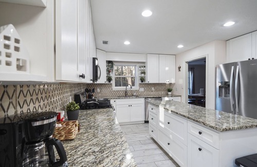Huffman House | Quiet & Peaceful Family Retreat,10 Guests+Pets+EV Charger