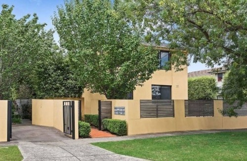 Northcote House | Quiet, peaceful northcote 1 bedroom unit