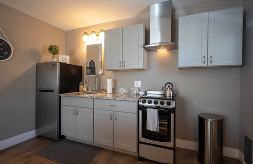 East Mesa Apartment | Quiet/Private♥3 MIN to HWY♥LUXURY KING BED♥Doggy Door♥Patio♥Hiking♥SaltRiver