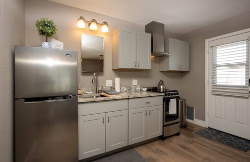 East Mesa Apartment | Quiet/Private♥3 MIN to HWY♥LUXURY KING BED♥Doggy Door♥Patio♥Hiking♥SaltRiver