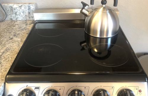 East Mesa Apartment | Quiet/Private♥3 MIN to HWY♥LUXURY KING BED♥Doggy Door♥Patio♥Hiking♥SaltRiver