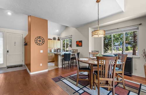 Redmond House | Quiet & Private Eagle Crest 2 BR | Close To Pools