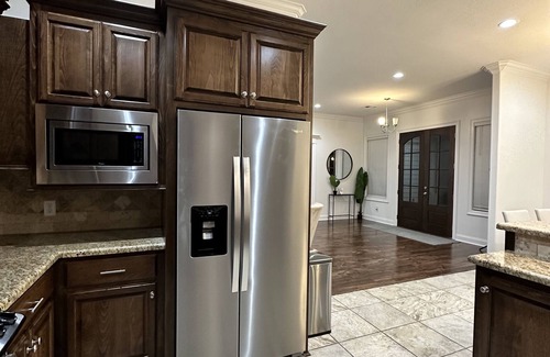 Sulphur House | Quiet Private Home - Centrally Located in Sulphur