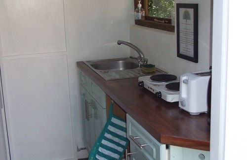 Mabe Ski Chalet | Quiet retreat in rural Cornish garden.