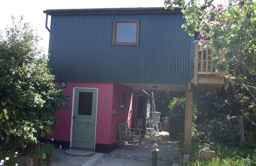 Mabe Ski Chalet | Quiet retreat in rural Cornish garden.