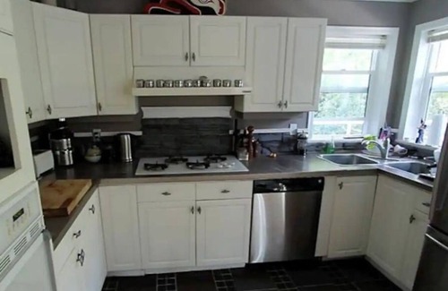 Squamish House | Quiet Squamish Home/5 bdrms/3 bthrms/2 kitchens Chief Views.