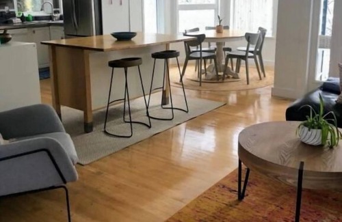 Squamish House | Quiet Squamish Home/5 bdrms/3 bthrms/2 kitchens Chief Views.