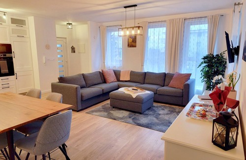 Erd Apartment | Quiet street steps from downtown & train station, 12 mns from Downtown Budapest