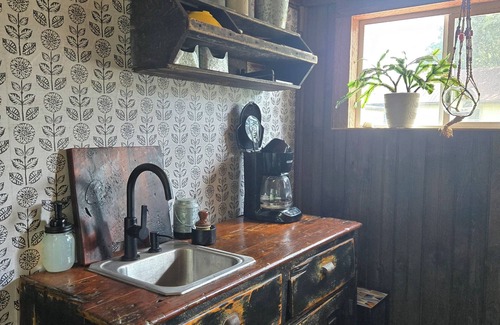 Salunga Apartment | Quiet studio apt w large deck. 15 min to Lanc city, >10 to Spooky Nook Sports