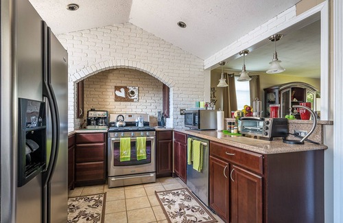 Tonawanda House | Quiet Suburban Home Minutes from Airport, Niagara Falls + all major attractions.