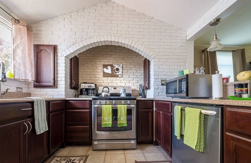 Tonawanda House | Quiet Suburban Home Minutes from Airport, Niagara Falls + all major attractions.