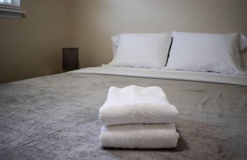 Rochester Apartment | {Quiet Suburban Ranch Hot Tub} Mins Arpt/RIT/DWNT