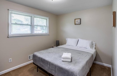 Rochester Apartment | {Quiet Suburban Ranch Hot Tub} Mins Arpt/RIT/DWNT